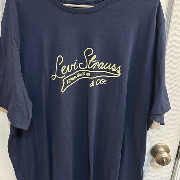 Levis Tee - Picture 2 of 4